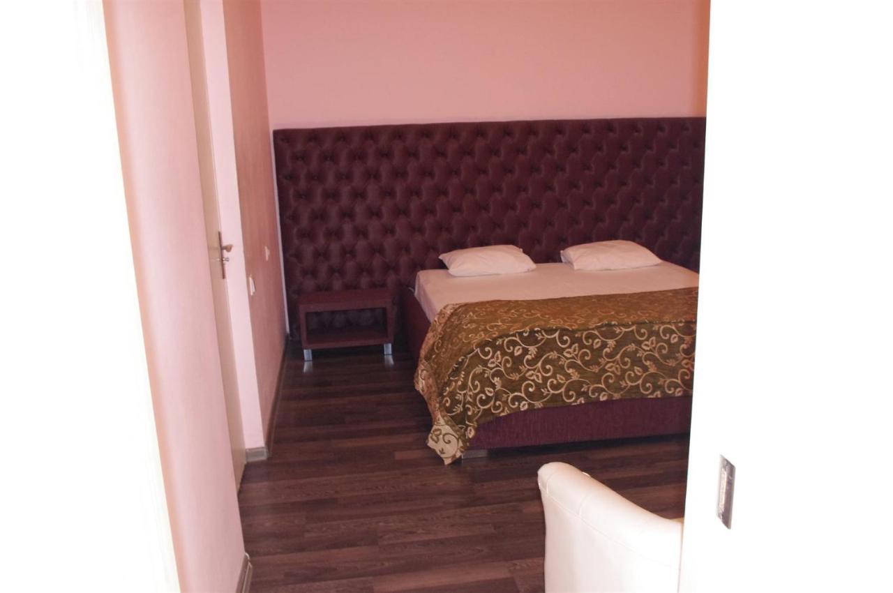 Emperum Nelson Hotel Chişinău Extérieur photo